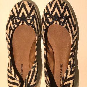 LUCKY BRAND FLATS-NAVY AND CREAM